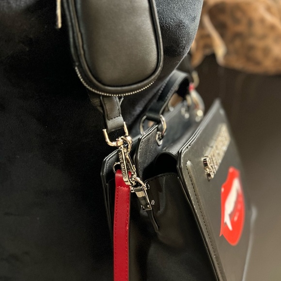 💋 🧛♀️ NWT- STEVE MADDEN SUPER CUTE VAMPIRE FANG LIP BEVELYN SATCHEL💋🧛♀️ - Picture 10 of 15